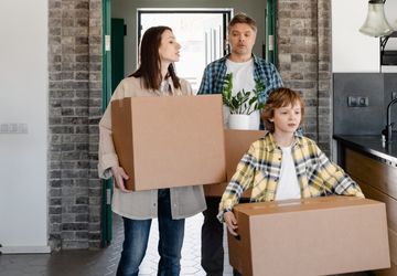 membres d'une sarl de famille qui emmenagent dans un nouvel appartement