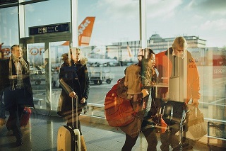 Personnes dans un hall d'aéroport